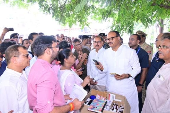 जानकीपुरम में निरीक्षण करते एवं लोगों की समस्या सुनते डिप्टी सीएम ब्रजेश पाठक। 