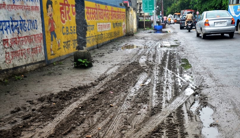 कचहरी से ओवरब्रिज मार्ग पर भरा बारिश का पानी। संवाद