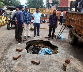 कचहरी से ओवरब्रिज मार्ग पर भरा बारिश का पानी। संवाद