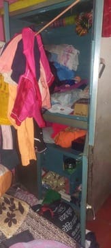 कछला में चोरी के बाद वीरपाल के घर के सामने जुटे लोग। स्रोत: ग्रामीण कछला में चोरी के बाद वीरपाल के घर के सामने जुटे लोग। स्रोत: ग्रामीण