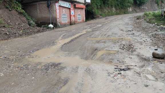 कोल्हूसिद्ध के समीप सड़क की हालत खराब। संवाद कोल्हूसिद्ध के समीप सड़क की हालत खराब। संवाद