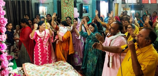 कुर्रिया कलां में राधाष्टमी पर भंडारे में प्रसाद ग्रहण करते श्रद्धालु। संवाद