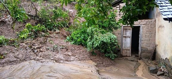 कुटलैहड़ के पलाहटा पंचायत में भूस्खलन से प्रभावित मकान। संवाद कुटलैहड़ के पलाहटा पंचायत में भूस्खलन से प्रभावित मकान। संवाद