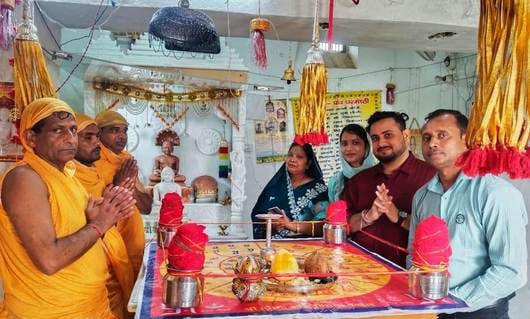 खतौली जैन मंदिर में पूजा अर्चना करते श्रद्धालु। स्त्रोत स्वयं खतौली जैन मंदिर में पूजा अर्चना करते श्रद्धालु। स्त्रोत स्वयं