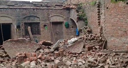 मारहरा में गिरी गोदाम की छत। संवाद मारहरा में गिरी गोदाम की छत। संवाद
