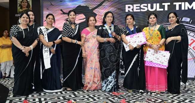 नव दिशा के कार्यक्रम में प्रस्तुति देती संस्था की पदाधिकारी । स्रोत: संस्था नव दिशा के कार्यक्रम में प्रस्तुति देती संस्था की पदाधिकारी । स्रोत: संस्था
