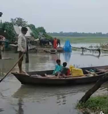 पलिया में तेज धार से खतरे के निशान से ऊपर बहती शारदा नदी। संवाद पलिया में तेज धार से खतरे के निशान से ऊपर बहती शारदा नदी। संवाद