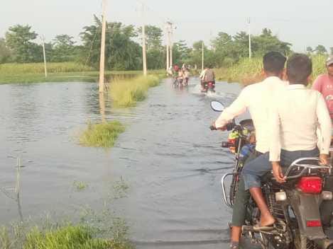 पलिया में तेज धार से खतरे के निशान से ऊपर बहती शारदा नदी। संवाद पलिया में तेज धार से खतरे के निशान से ऊपर बहती शारदा नदी। संवाद