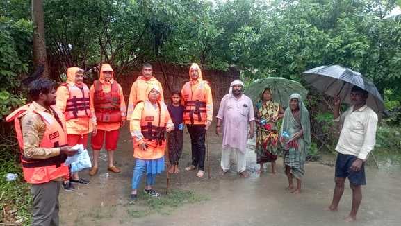 पलिया में तेज धार से खतरे के निशान से ऊपर बहती शारदा नदी। संवाद पलिया में तेज धार से खतरे के निशान से ऊपर बहती शारदा नदी। संवाद