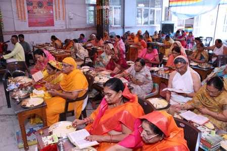 प्राचीन दिगंबर जैन बड़े मंदिर में पूजा अर्चना करते श्रद्धालु स्रोत मंदिर प्राचीन दिगंबर जैन बड़े मंदिर में पूजा अर्चना करते श्रद्धालु स्रोत मंदिर