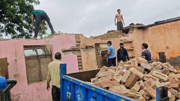 परीक्षितगढ खादर क्षेत्र में गांव मीरपुर साधोनागंल में गंगा का कटान के संबंध में ब्लाक प्रमुख व परीक्षितगढ खादर क्षेत्र में गांव मीरपुर साधोनागंल में गंगा का कटान के संबंध में ब्लाक प्रमुख व