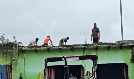 परीक्षितगढ खादर क्षेत्र में गांव मीरपुर साधोनागंल में गंगा का कटान के संबंध में ब्लाक प्रमुख व परीक्षितगढ खादर क्षेत्र में गांव मीरपुर साधोनागंल में गंगा का कटान के संबंध में ब्लाक प्रमुख व