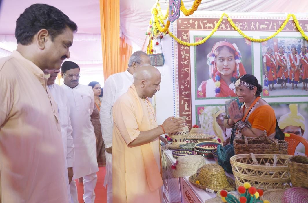 प्रदर्शनी में अपनी मां के साथ डॉ. तारा चौधरी। स्रोत ः स्वयं