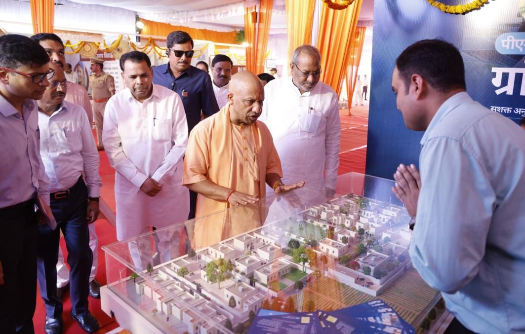 प्रदर्शनी में अपनी मां के साथ डॉ. तारा चौधरी। स्रोत ः स्वयं