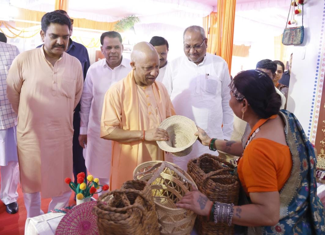 प्रदर्शनी में अपनी मां के साथ डॉ. तारा चौधरी। स्रोत ः स्वयं
