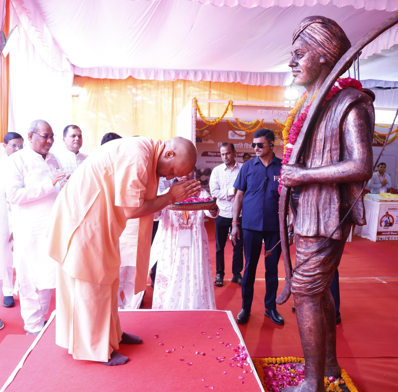 प्रदर्शनी में अपनी मां के साथ डॉ. तारा चौधरी। स्रोत ः स्वयं