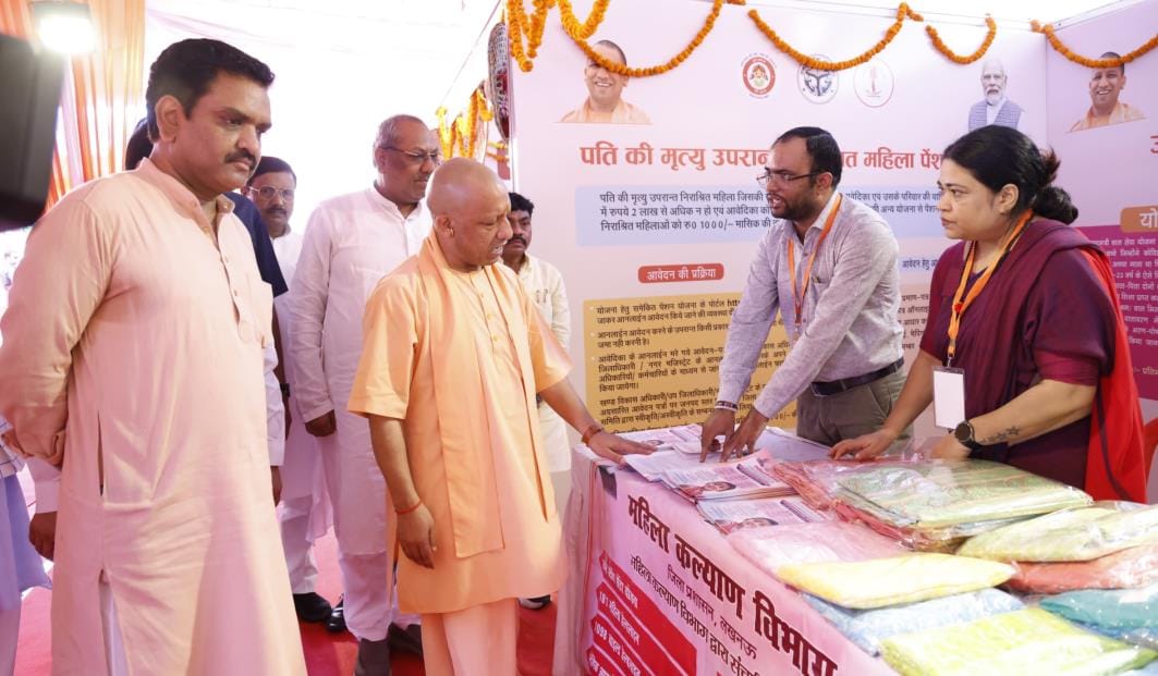 प्रदर्शनी में अपनी मां के साथ डॉ. तारा चौधरी। स्रोत ः स्वयं