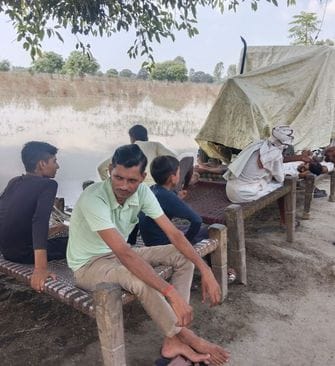 सहसवान का तेलिया नगला में परेशान हाल बाढ़ पीड़ित। संवाद