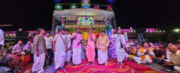 सरधना। रामलीला मैदान में आयोजित गणेश महोत्सव में कार्यक्रम का शुभारंभ करते पूर्व विधायक संगीत स सरधना। रामलीला मैदान में आयोजित गणेश महोत्सव में कार्यक्रम का शुभारंभ करते पूर्व विधायक संगीत स