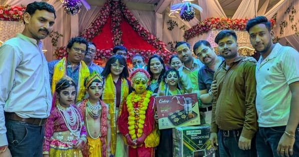 सराय अगहत में दही-हांड़ी कार्यक्रम को देखने उमड़ी भीड़। संवाद