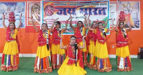 शाहजहांपुर में जय भारत संस्था के कार्यक्रम में सामृहिक नृत्य प्रस्तुत करतीं छात्राएं। स्रोत: सं