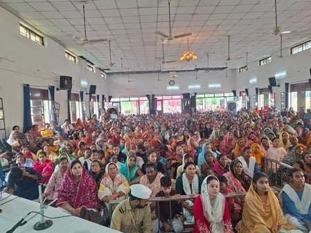 शाहजहांपुर में संत निरंकारी मिशन सत्संग भवन में विराट महिला समागम में प्रवचन करतीं मुखी रीता या शाहजहांपुर में संत निरंकारी मिशन सत्संग भवन में विराट महिला समागम में प्रवचन करतीं मुखी रीता या