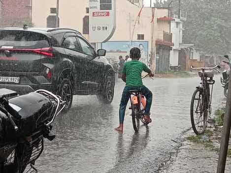 शहर के शिवहर्ष किसान पीजी कालेज के मैदान में गिरी बिजली। शहर के शिवहर्ष किसान पीजी कालेज के मैदान में गिरी बिजली।
