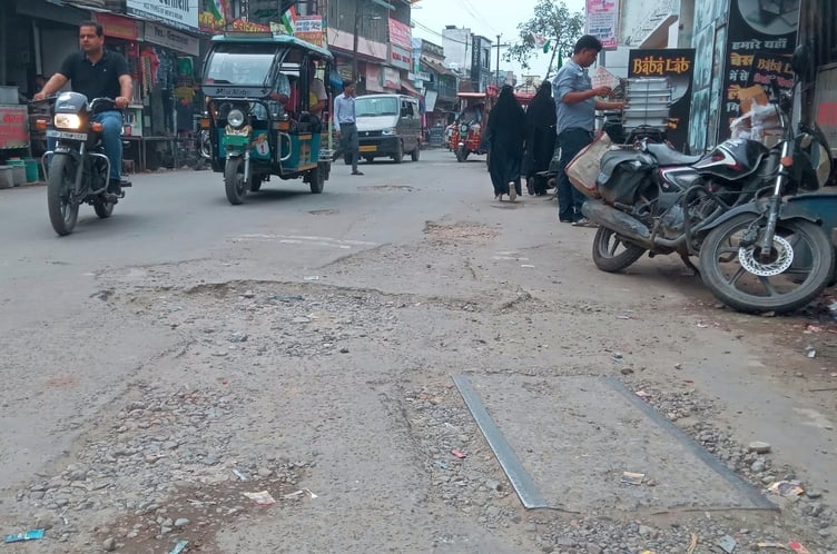 टाउनहॉल स्थित कवि तिराहा पर क्षतिग्रस्त पड़ी सडक। संवाद टाउनहॉल स्थित कवि तिराहा पर क्षतिग्रस्त पड़ी सडक। संवाद