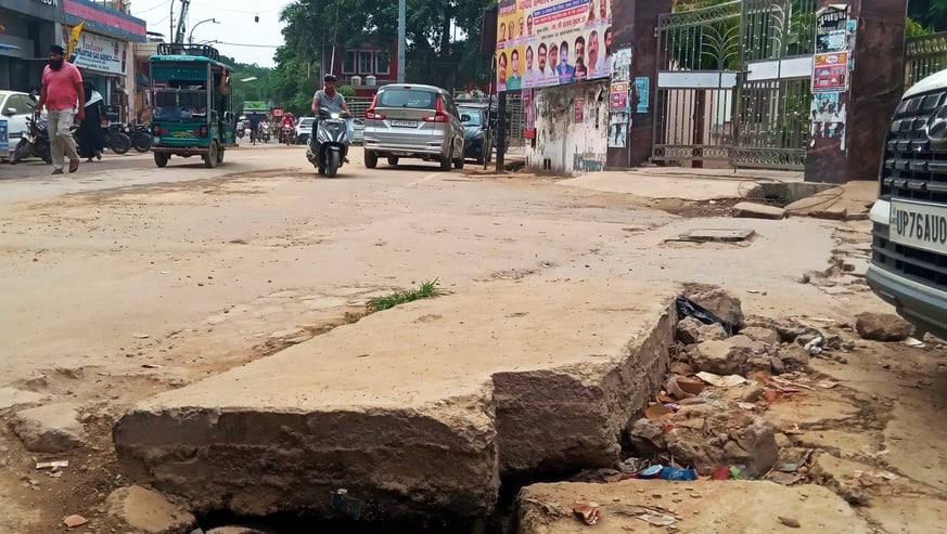 टाउनहॉल स्थित कवि तिराहा पर क्षतिग्रस्त पड़ी सडक। संवाद टाउनहॉल स्थित कवि तिराहा पर क्षतिग्रस्त पड़ी सडक। संवाद
