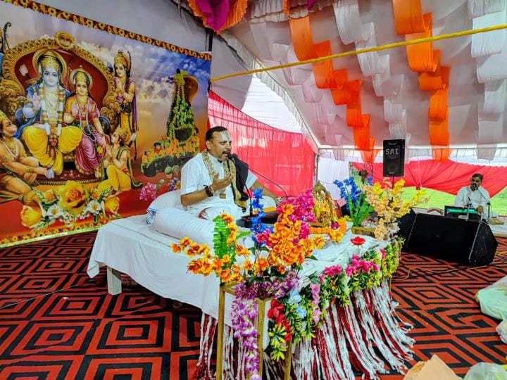 उतरावां गांव में प्रवचन करते आचार्य ज्ञानेश त्रिपाठी और कथा सुनते श्रद्धालु। उतरावां गांव में प्रवचन करते आचार्य ज्ञानेश त्रिपाठी और कथा सुनते श्रद्धालु।