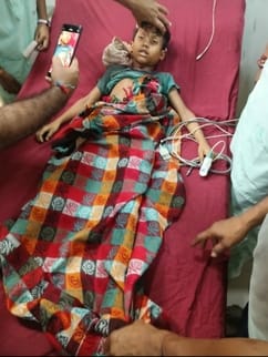 1. गुलदार के हमले में घायल हुए बच्चे की जांच करते चिकित्सक, बाद में इस बच्चे को मृत घोषित कर दि 1. गुलदार के हमले में घायल हुए बच्चे की जांच करते चिकित्सक, बाद में इस बच्चे को मृत घोषित कर दि