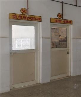 11. विरसिंहपुर अस्पताल के प्रतीक्षालय में मरीजों की लगी भीड़। संवाद
