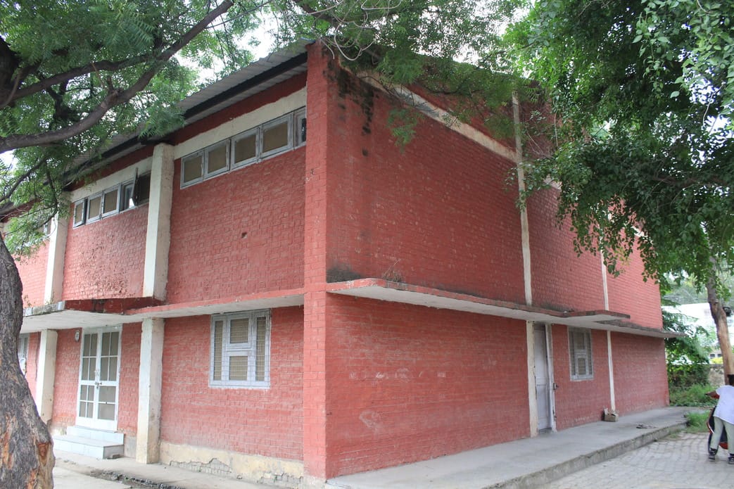 247....खस्ता हाल तलवारबाजी का हॉल। आर्काइव
