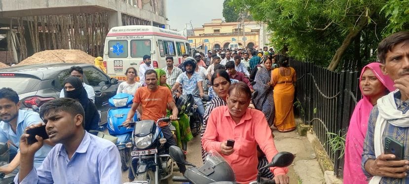 52.दवा वितरण काउंटर के सामने लगी भीड़। संवाद