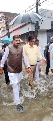 आफीसर्स कॉलोनी मेें एएसपी विक्रम दहिया के आवास में जलभराव। संवाद आफीसर्स कॉलोनी मेें एएसपी विक्रम दहिया के आवास में जलभराव। संवाद