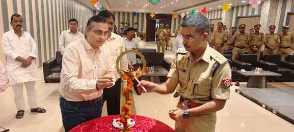 अमर उजाला के उत्कृष्ट सेवा सम्मान कार्यक्रम के दौरान सम्मान प्राप्त करते सहयोगी डॉ.धीरेन्द्र वर