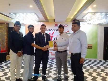 अमर उजाला मां तुझे प्रणाम वीरों को नमन कार्यक्रम में आरिश चुघ को सम्मानित करते मुख्यातिथि एसडी अमर उजाला मां तुझे प्रणाम वीरों को नमन कार्यक्रम में आरिश चुघ को सम्मानित करते मुख्यातिथि एसडी