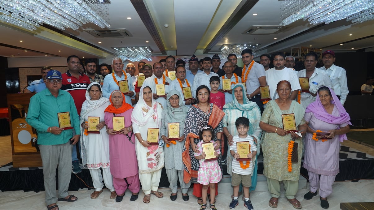 अमर उजाला मां तुझे प्रणाम वीरोंं को नमन कार्यक्रम में नृत्य की प्रस्तुति देते गुरु ब्रह्मानंद स अमर उजाला मां तुझे प्रणाम वीरोंं को नमन कार्यक्रम में नृत्य की प्रस्तुति देते गुरु ब्रह्मानंद स
