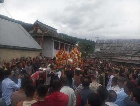 अढ़ाल बटाड़ी के मेले से  वापस लौट रहे देवता बौंद्रा व देवता धौंलू महाराज