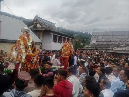 अढ़ाल बटाड़ी के मेले से  वापस लौट रहे देवता बौंद्रा व देवता धौंलू महाराज