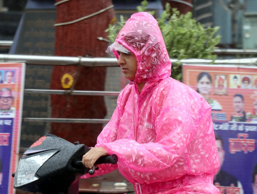 बिजनौर में सोमवार को बारिश में छाता लगाकर जाती युवती। संवाद बिजनौर में सोमवार को बारिश में छाता लगाकर जाती युवती। संवाद