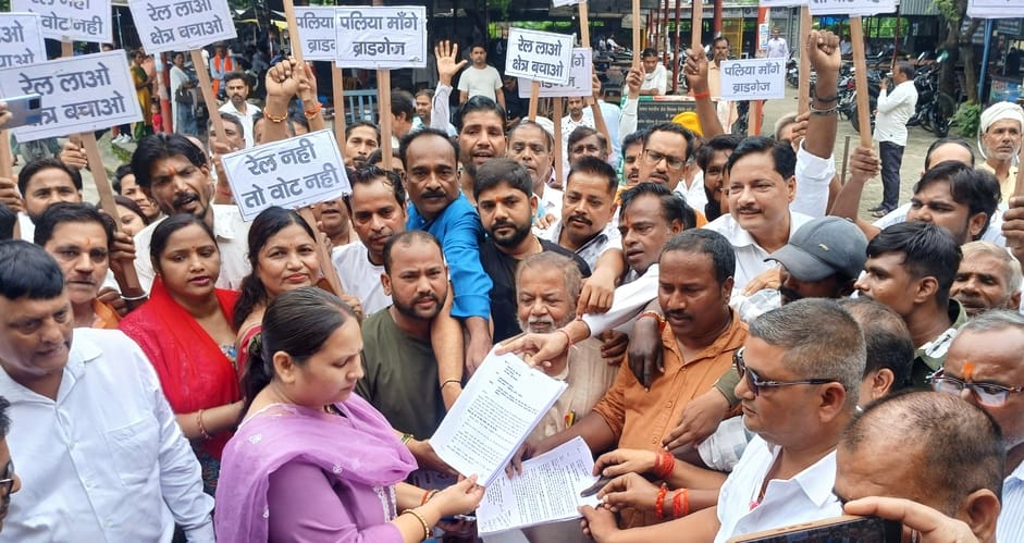 बेलराया मे मैलानी नानपारा रेल लाइन के आमान परिवरतन को लेकर हुई बैठक। संवाद बेलराया मे मैलानी नानपारा रेल लाइन के आमान परिवरतन को लेकर हुई बैठक। संवाद