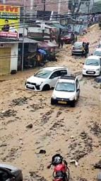 चंबा-तरेला मार्ग पर गिरी बड़ी चट्टानों से रास्ता निकालने में जुटे लोक निर्माण विभाग के कर्मचारी चंबा-तरेला मार्ग पर गिरी बड़ी चट्टानों से रास्ता निकालने में जुटे लोक निर्माण विभाग के कर्मचारी