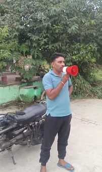 फोटो : 06: सोनीपत के जाजल टोकी गांव में यमुना में बाढ़ की आशंका को लेकर ग्रामीणों सचेत करते अधि फोटो : 06: सोनीपत के जाजल टोकी गांव में यमुना में बाढ़ की आशंका को लेकर ग्रामीणों सचेत करते अधि