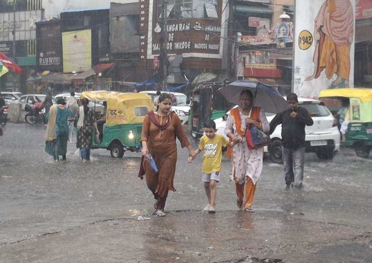 -फोटो 64 : रेलवे रोड पर भरा बारिश का पानी। संवाद