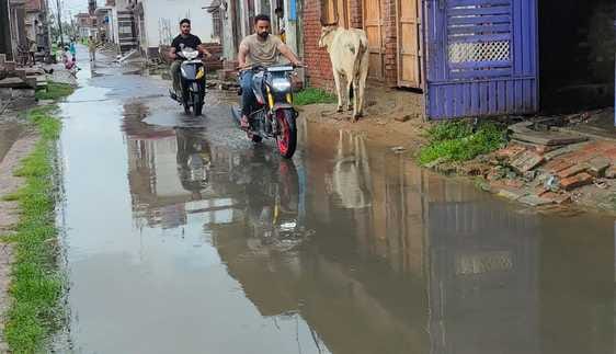 गोला के मिल डायवर्जन मार्ग पर जलभराव में फंसा बाइक सवार। संवाद गोला के मिल डायवर्जन मार्ग पर जलभराव में फंसा बाइक सवार। संवाद
