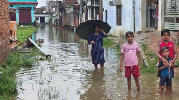 गोला के मिल डायवर्जन मार्ग पर जलभराव में फंसा बाइक सवार। संवाद गोला के मिल डायवर्जन मार्ग पर जलभराव में फंसा बाइक सवार। संवाद