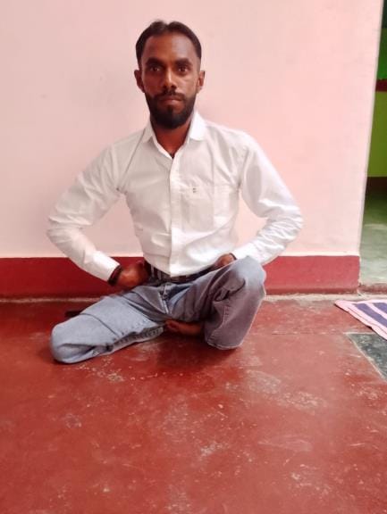 गोसाईंगंज में दिव्यांग चालक पवन कुमार की मौत के बाद बिलखते परिजन। पुलिस ने ऑटो को कब्जे में लिय