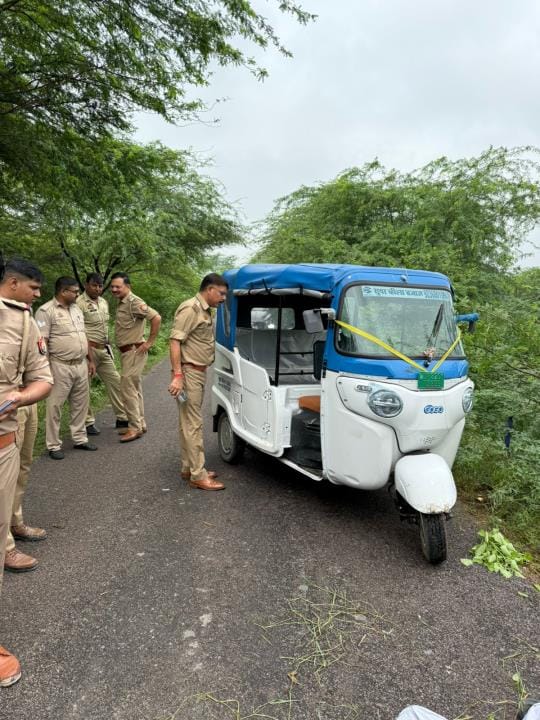 गोसाईंगंज में दिव्यांग चालक पवन कुमार की मौत के बाद बिलखते परिजन। पुलिस ने ऑटो को कब्जे में लिय