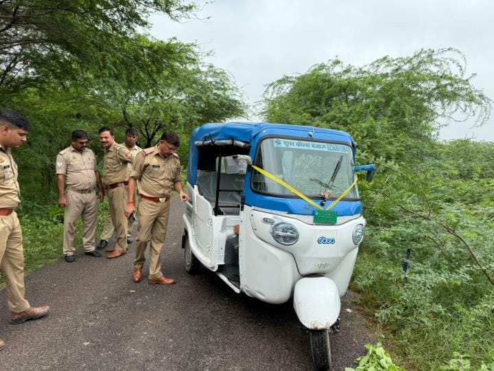 गोसाईंगंज में दिव्यांग चालक पवन कुमार की मौत के बाद बिलखते परिजन। पुलिस ने ऑटो को कब्जे में लिय